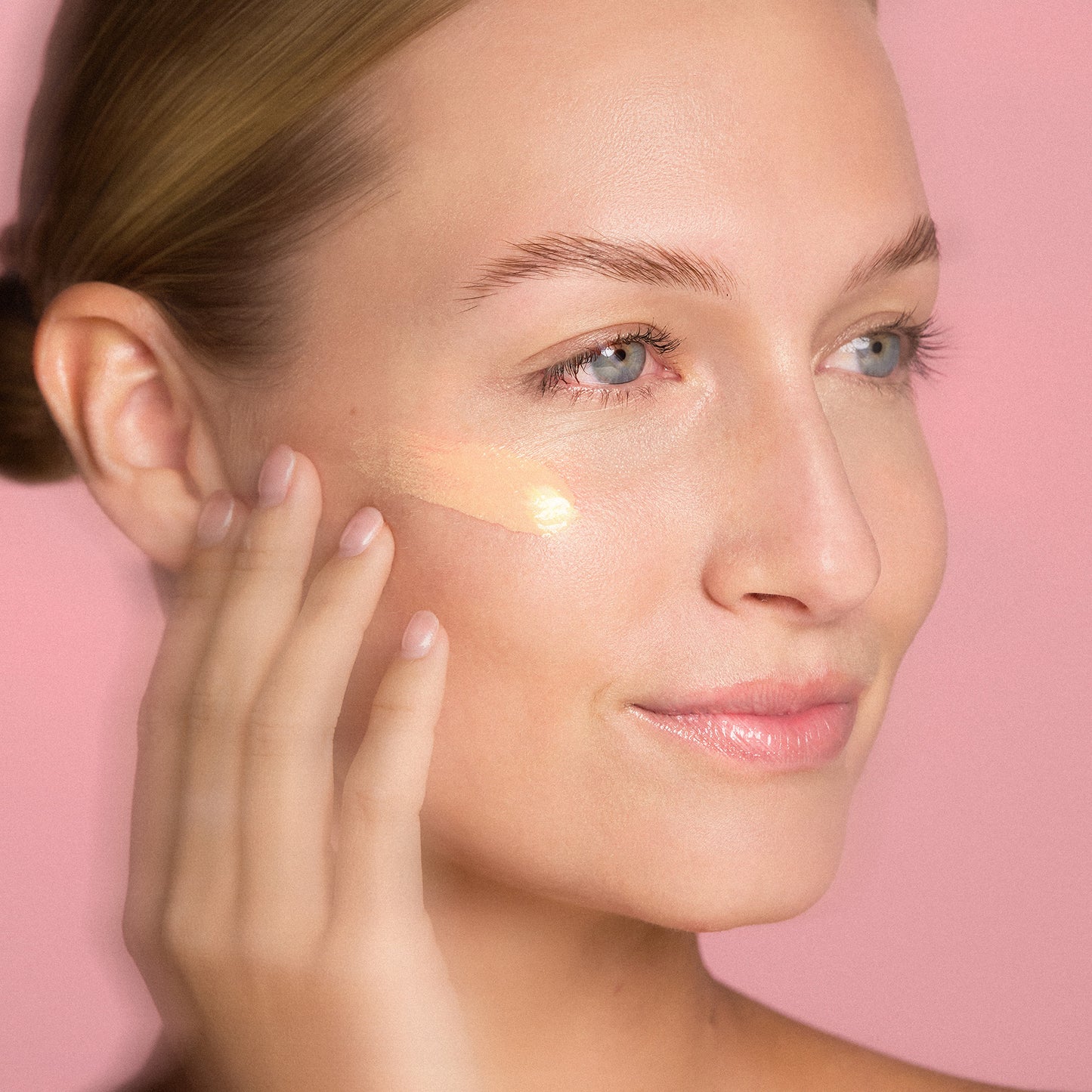 The Jojoba Company Illuminating Tinted Moisturiser SPF15 50ml - Light